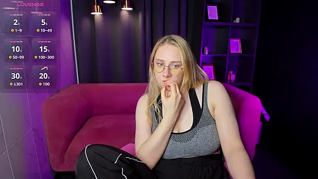 Snapshot of Liana_Ln chatting on December 13, 2025, 8:04 pm Liana Ln online show from December 13, 2025, 8:04 pm