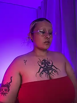 pinkbaddie777 online show from February 3, 2026, 2:32 am