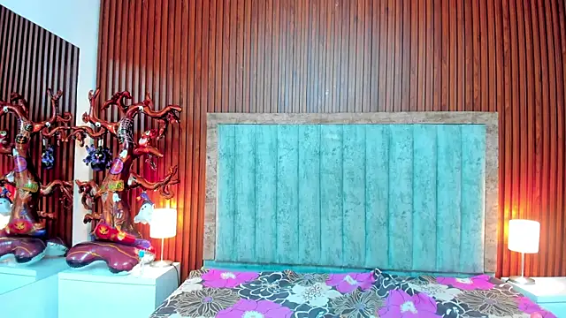 Katrina London online show from November 3, 2025, 8:01 pm