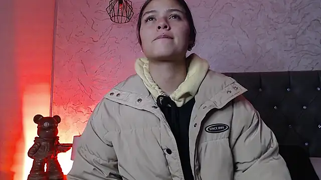 KikiVelvet online show from February 4, 2026, 3:45 am