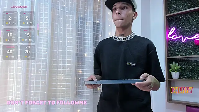 Snapshot of Max_Steell chatting on October 30, 2025, 1:04 am Max Steell online show from October 30, 2025, 1:04 am