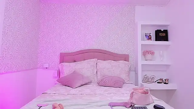 KatieBoison online show from November 28, 2025, 9:04 pm