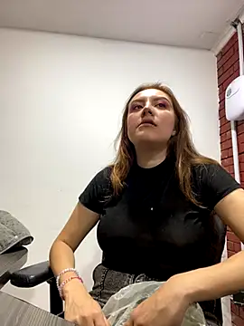 Snapshot of Adrimaretti chatting on November 26, 2025, 2:28 pm Adrimaretti online show from November 26, 2025, 2:28 pm