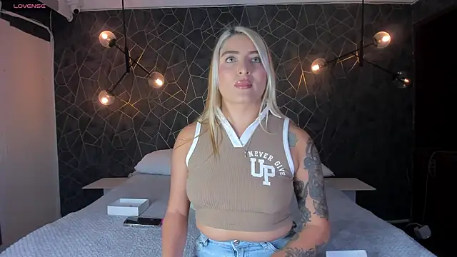 Snapshot of Thalynn_angels chatting on November 6, 2025, 8:35 pm Thalynn angels online show from November 6, 2025, 8:35 pm