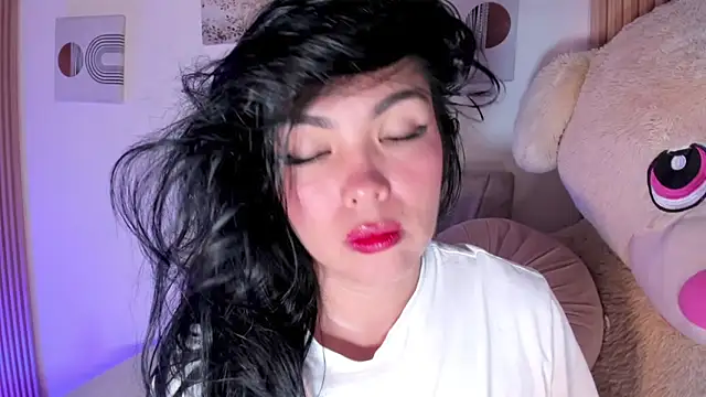 emiily little  online show from December 5, 2025, 12:32 am