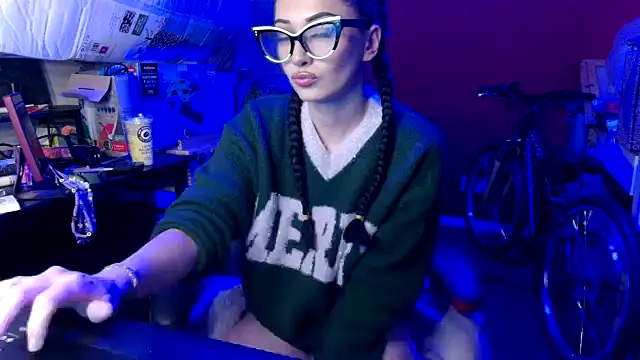 Snapshot of DaniDoodles420 chatting on November 17, 2025, 11:31 pm DaniDoodles420 online show from November 17, 2025, 11:31 pm