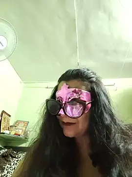 Snapshot of LOVE__RANI chatting on June 15, 2026, 7:35 pm LOVE RANI online show from June 15, 2026, 7:35 pm