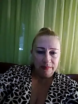 Snapshot of Esenia505 chatting on November 3, 2025, 6:07 am Esenia505 online show from November 3, 2025, 6:07 am