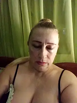 Snapshot of Esenia505 chatting on November 16, 2025, 3:33 am Esenia505 online show from November 16, 2025, 3:33 am