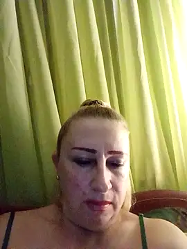 Snapshot of Esenia505 chatting on November 14, 2025, 4:10 pm Esenia505 online show from November 14, 2025, 4:10 pm