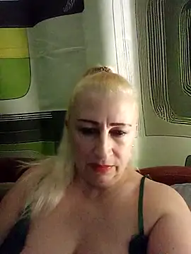 Snapshot of Esenia505 chatting on November 18, 2025, 2:42 pm Esenia505 online show from November 18, 2025, 2:42 pm