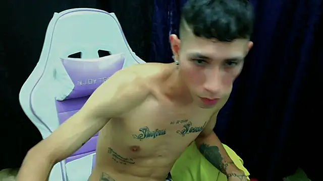 Snapshot of The_latin_boy chatting on October 29, 2025, 7:35 pm The latin boy online show from October 29, 2025, 7:35 pm