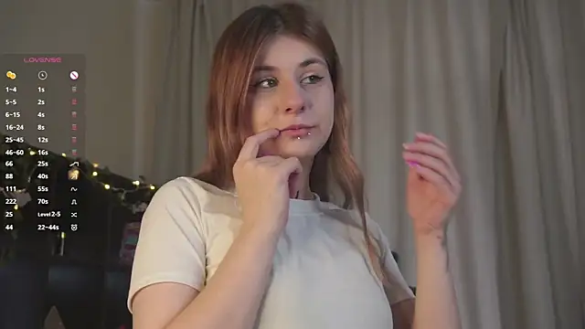 Snapshot of FifiGlow chatting on November 6, 2025, 8:07 am FifiGlow online show from November 6, 2025, 8:07 am