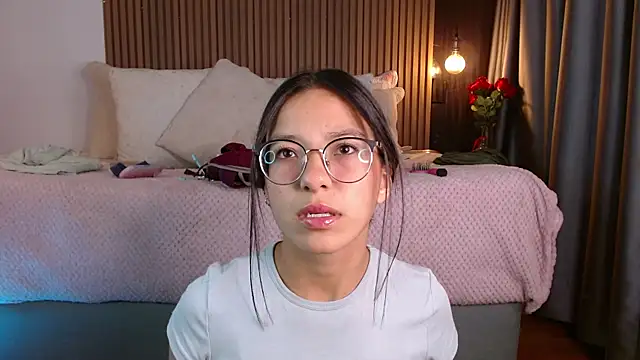 Skay bluee online show from November 13, 2025, 2:43 pm