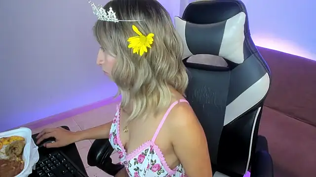 Snapshot of Julietta01 chatting on November 21, 2025, 7:35 pm Julietta01 online show from November 21, 2025, 7:35 pm