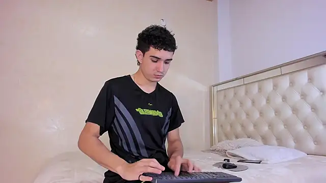 alejo gray online show from November 20, 2025, 3:40 am