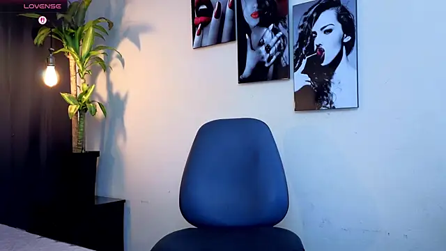 Snapshot of Flor_Gil chatting on November 11, 2025, 3:45 am Flor Gil online show from November 11, 2025, 3:45 am