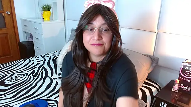 Snapshot of Caroline_belle chatting on November 19, 2025, 2:11 am Caroline belle online show from November 19, 2025, 2:11 am