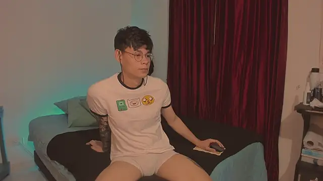 Snapshot of estmonnn chatting on December 2, 2025, 11:17 pm estmonnn online show from December 2, 2025, 11:17 pm