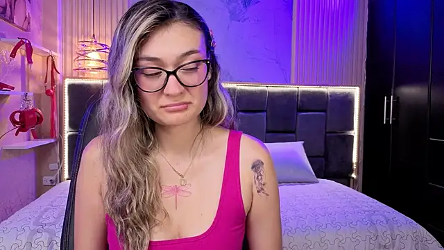 Im-Lola online show from November 9, 2025, 4:38 am