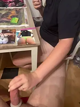 Teeny-Slut18 online show from June 24, 2026, 11:24 pm