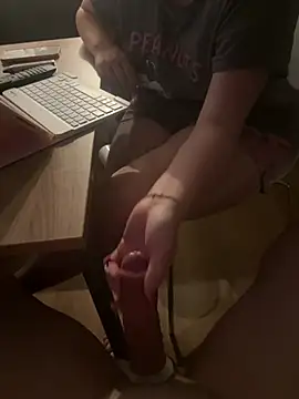 Teeny-Slut18 online show from July 31, 2026, 8:06 pm