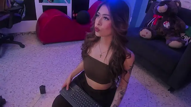 Snapshot of EmmilyClark chatting on November 3, 2025, 6:33 pm EmmilyClark online show from November 3, 2025, 6:33 pm