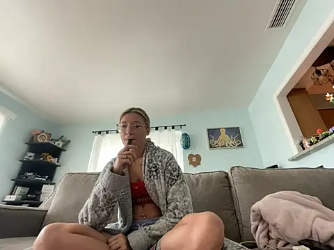 Snapshot of hatgirlsolo chatting on December 14, 2025, 3:50 pm hatgirlsolo online show from December 14, 2025, 3:50 pm