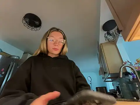 Snapshot of hatgirlsolo chatting on November 29, 2025, 6:08 pm hatgirlsolo online show from November 29, 2025, 6:08 pm