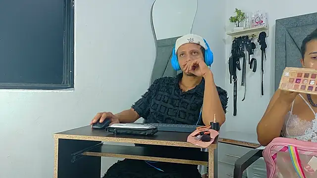 Snapshot of DamianandEva chatting on June 2, 2026, 12:49 pm DamianandEva online show from June 2, 2026, 12:49 pm