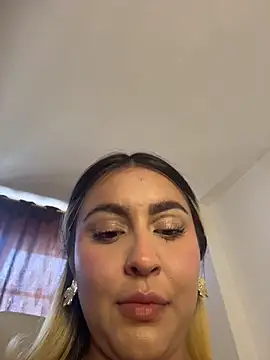 Snapshot of Elina_Hills chatting on May 8, 2026, 6:34 pm Elina Hills online show from May 8, 2026, 6:34 pm