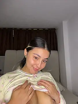 Snapshot of Elina_Hills chatting on May 24, 2026, 12:10 am Elina Hills online show from May 24, 2026, 12:10 am
