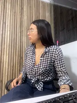 Snapshot of Valk_submissive chatting on March 8, 2026, 5:44 am Valk submissive online show from March 8, 2026, 5:44 am