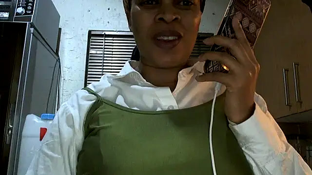 Snapshot of NewBeginnings8 chatting on July 1, 2026, 7:25 pm NewBeginnings8 online show from July 1, 2026, 7:25 pm