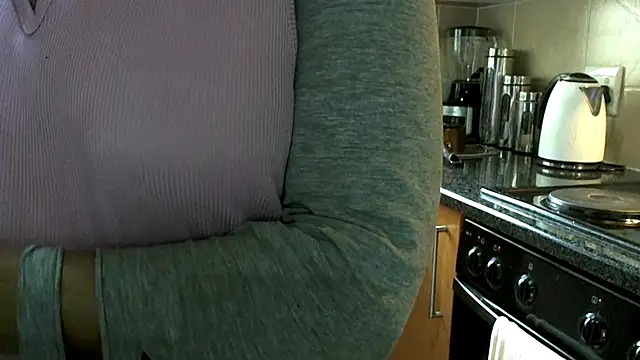 Snapshot of NewBeginnings8 chatting on November 26, 2025, 8:03 am NewBeginnings8 online show from November 26, 2025, 8:03 am