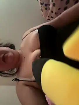 Snapshot of bratapple420 chatting on November 16, 2025, 10:09 am bratapple420 online show from November 16, 2025, 10:09 am