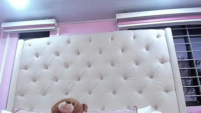 Snapshot of scarlett_leblanc_ chatting on March 20, 2026, 11:44 am scarlett leblanc online show from March 20, 2026, 11:44 am