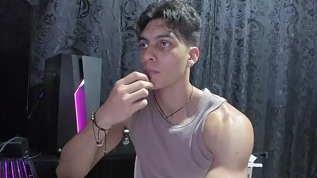 Snapshot of AlessioVitale chatting on April 1, 2026, 12:24 am AlessioVitale online show from April 1, 2026, 12:24 am