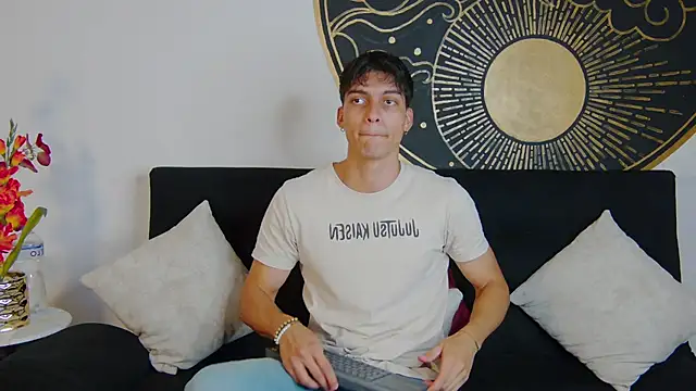 Snapshot of AlessioVitale chatting on February 23, 2026, 7:47 pm AlessioVitale online show from February 23, 2026, 7:47 pm