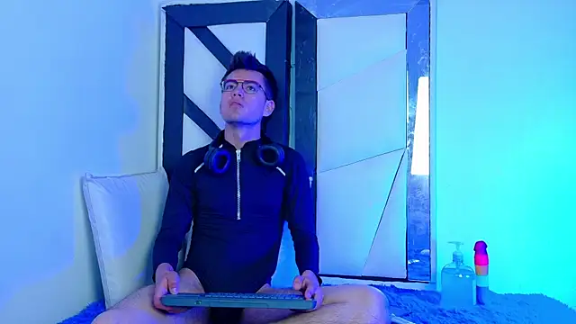 Snapshot of NICK_VERS chatting on December 17, 2025, 8:25 pm NICK VERS online show from December 17, 2025, 8:25 pm