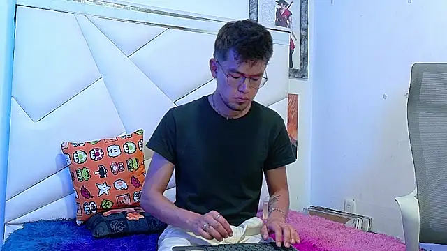 Snapshot of NICK_VERS chatting on December 4, 2025, 10:42 pm NICK VERS online show from December 4, 2025, 10:42 pm