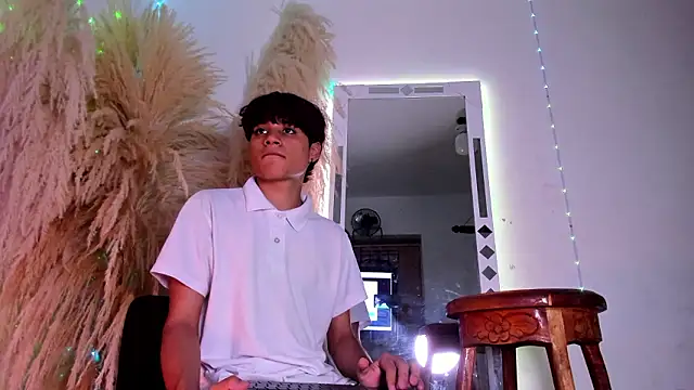 Leo Glow online show from February 10, 2026, 7:57 pm