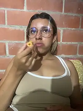 Snapshot of liahot69 chatting on May 9, 2026, 12:36 am liahot69 online show from May 9, 2026, 12:36 am