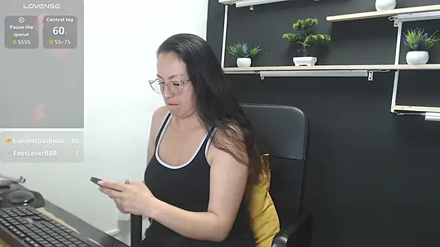 Lauryn Jones online show from July 28, 2026, 7:39 pm