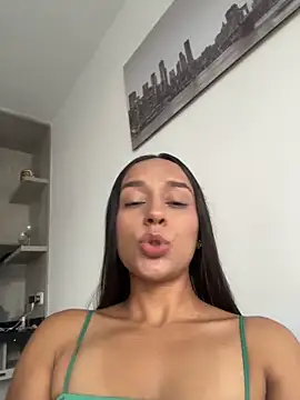 Brunettecollins05 online show from April 21, 2026, 9:32 pm