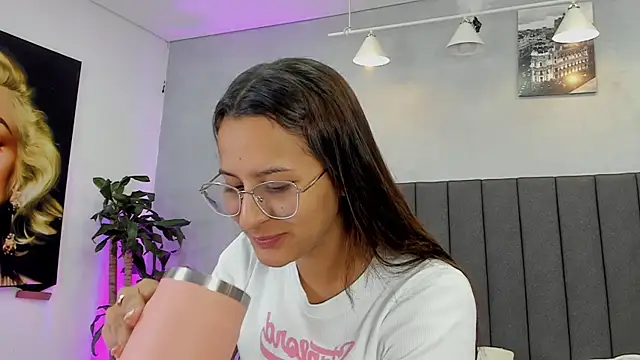 Snapshot of kendra_london chatting on July 8, 2026, 11:44 am kendra london online show from July 8, 2026, 11:44 am