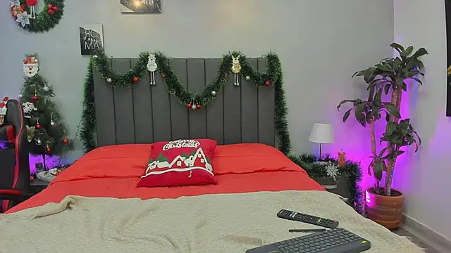 Snapshot of maddy__moon chatting on December 2, 2025, 3:52 am maddy moon online show from December 2, 2025, 3:52 am