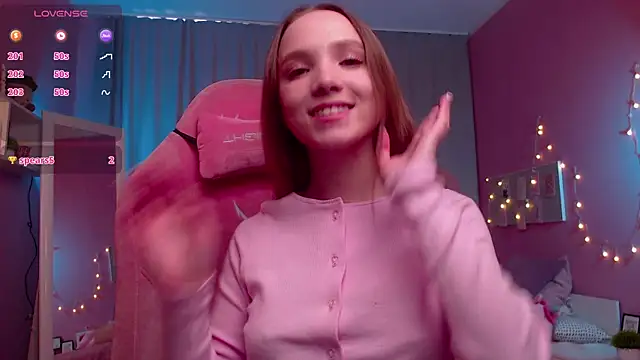 Snapshot of Adria_Arjona chatting on April 16, 2026, 7:42 am Adria Arjona online show from April 16, 2026, 7:42 am