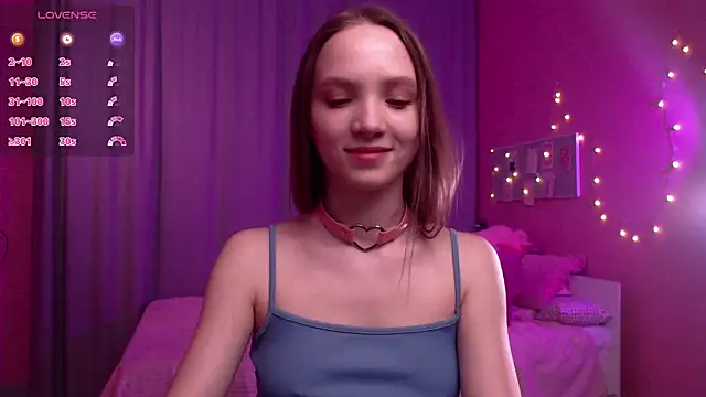 Snapshot of Adria_Arjona chatting on April 24, 2026, 7:43 am Adria Arjona online show from April 24, 2026, 7:43 am