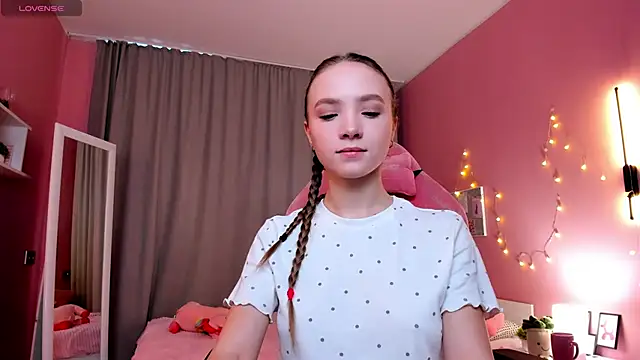 Adria Arjona online show from November 30, 2025, 7:42 am